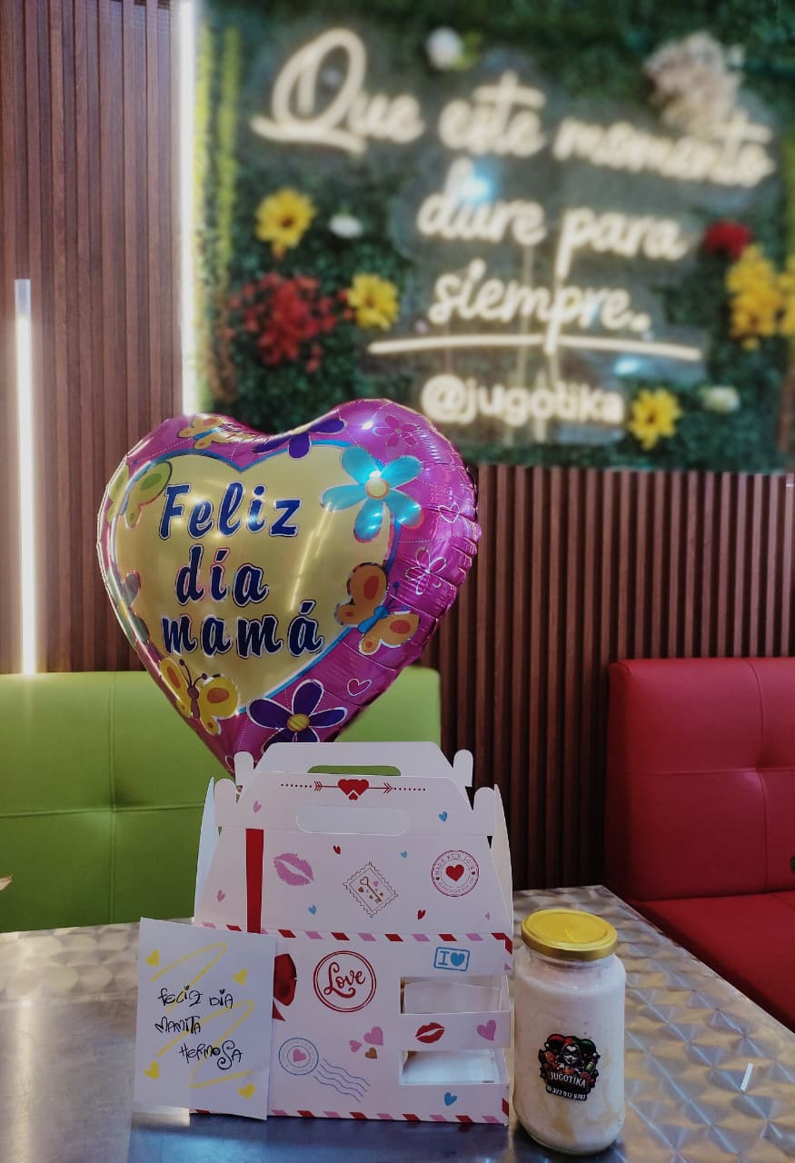 Desayuno artesanal con decoración floral
